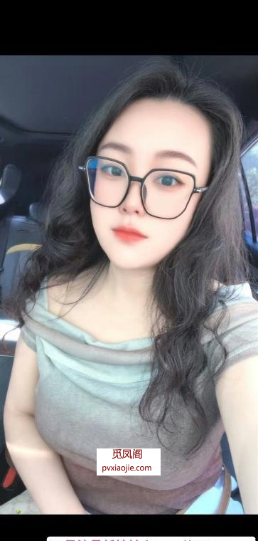 巨乳眼镜骚女